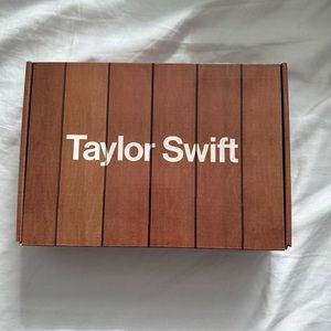 Taylor Swift CD Clock Set